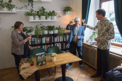 Z vernisáže výstavy a křtu knihy Za neznámými tvory amazonských lesů v Café Academia. Foto: Soňa Pokorná