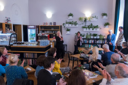 Z vernisáže výstavy a křtu knihy Za neznámými tvory amazonských lesů v Café Academia. Foto: Soňa Pokorná