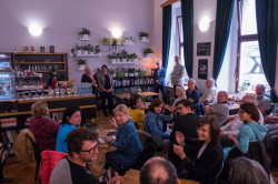Z vernisáže výstavy a křtu knihy Za neznámými tvory amazonských lesů v Café Academia. Foto: Soňa Pokorná