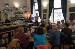 Z vernisáže výstavy a křtu knihy Za neznámými tvory amazonských lesů v Café Academia. Foto: Soňa Pokorná