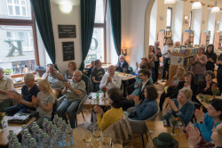 Z vernisáže výstavy a křtu knihy Za neznámými tvory amazonských lesů v Café Academia. Foto: Soňa Pokorná