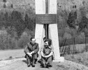 S kolegou a přítelem P. Lukešem (vpravo) před památníkem prvního  mezinárodního stratotypu na světě  (hranice siluru a devonu) na Klonku u Suchomast. Fotografie z archivu P. Lukeše