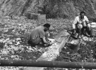 Jiří (George) Kukla při výzkumu v Císařském lomu u Koněprus v r. 1955 (vlevo), s archeologem Františkem Proškem. Foto z archivu Správy jeskyní ČR