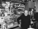 Antonín Holý ve své dejvické  laboratoři v ÚOCHB AV ČR. Foto z archivu ÚOCHB AV ČR